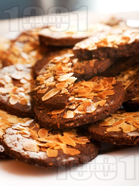 Какаови бисквити с фъстъчено масло и бадеми - снимка на рецептата